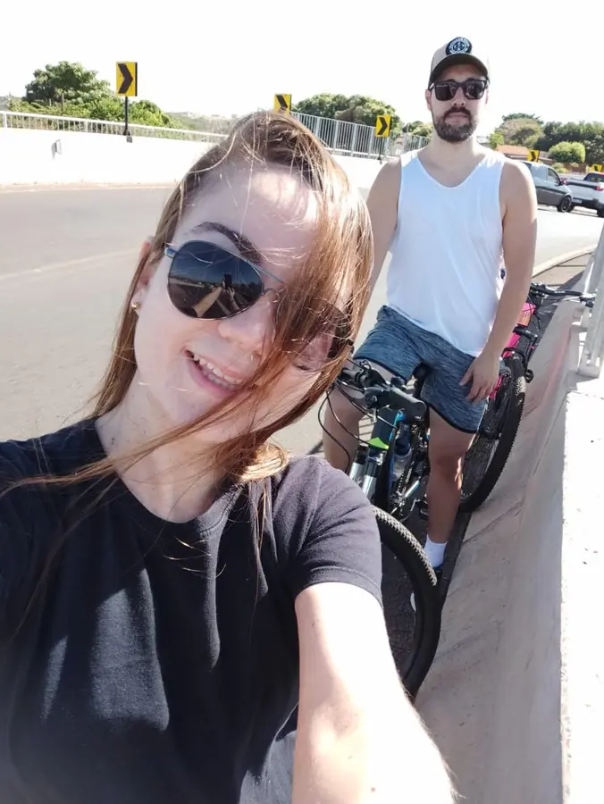 Lucas e Thaís pedalando