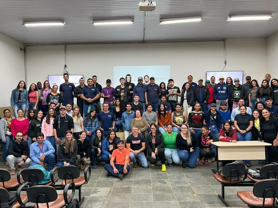 Turma da Etec Jales com o professor Lucas
