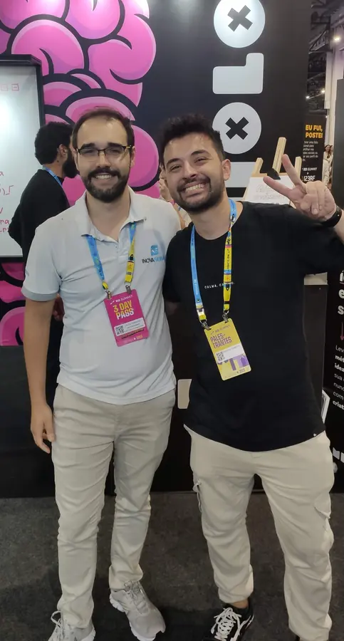 Lucas com colega no RD Summit