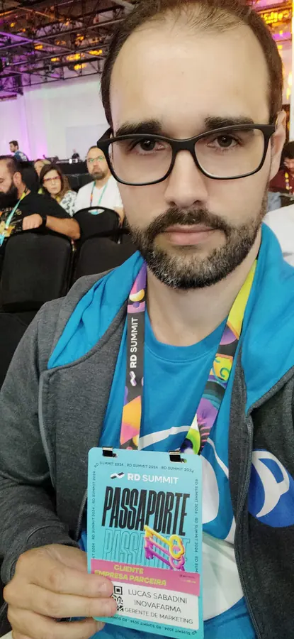 Lucas com o passaporte do RD Summit