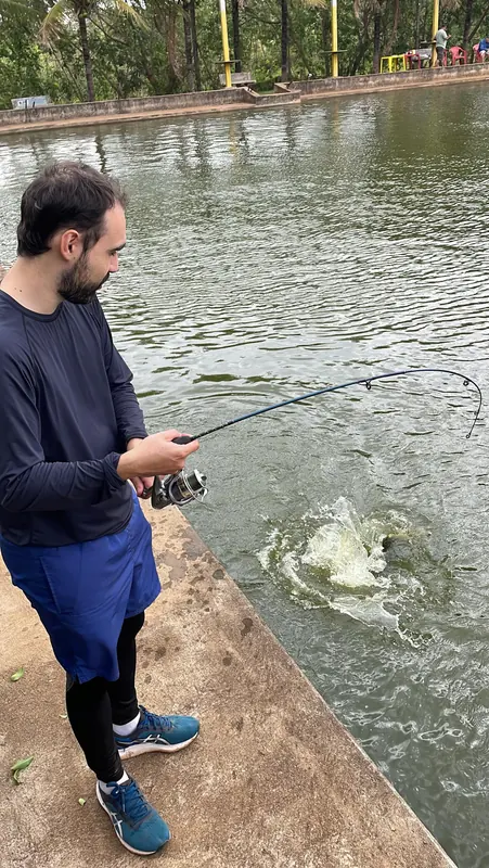 Lucas pescando