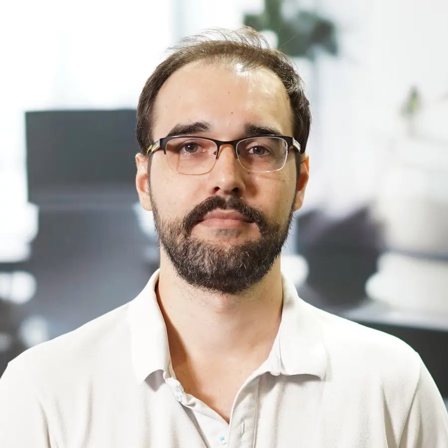 Retrato de Lucas Sabadini de camisa branca